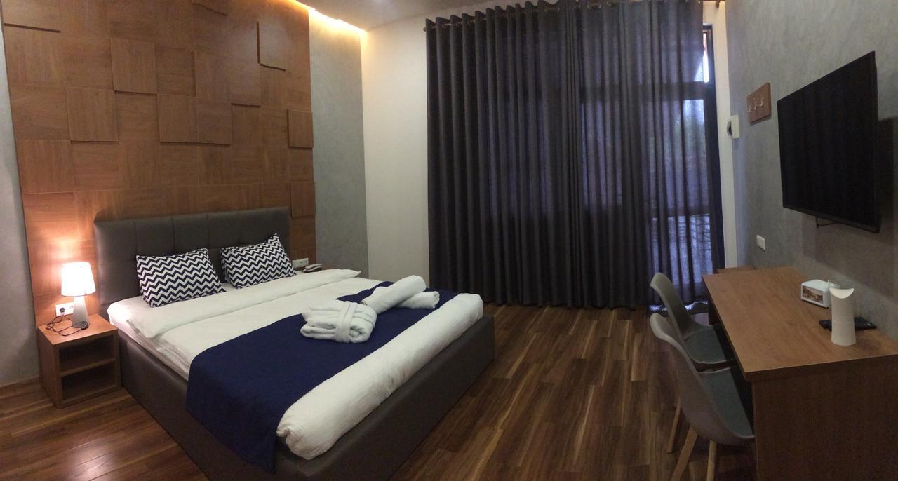 Concord Hotel Bishkek Exteriör bild